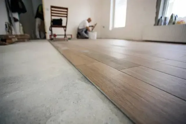 Colocação de piso cerâmico imitando madeira
